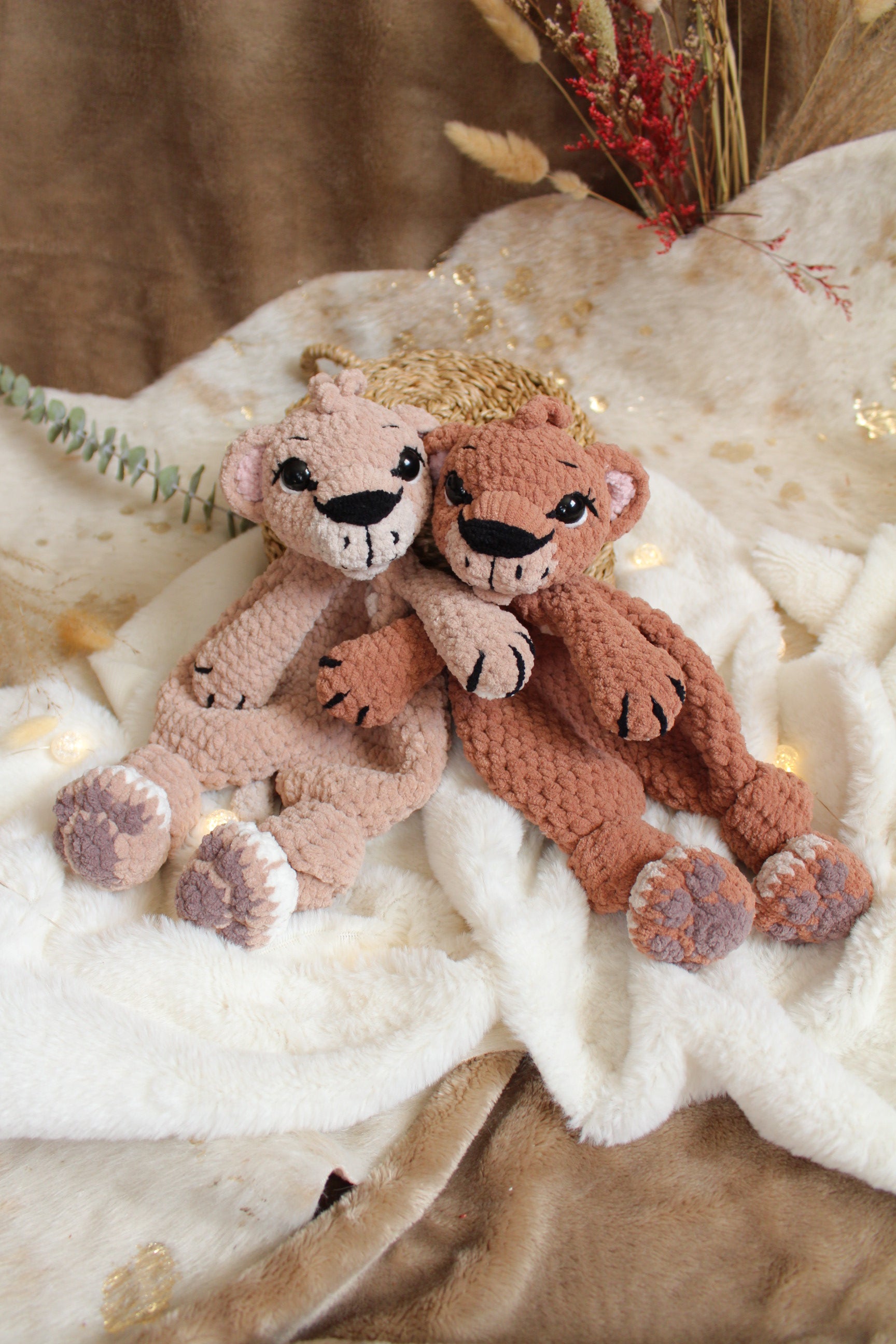 Häkelanleitung Löwe Koru Schmusetier & Rassel | Crochet pattern lion Koru cuddly toy & rattle