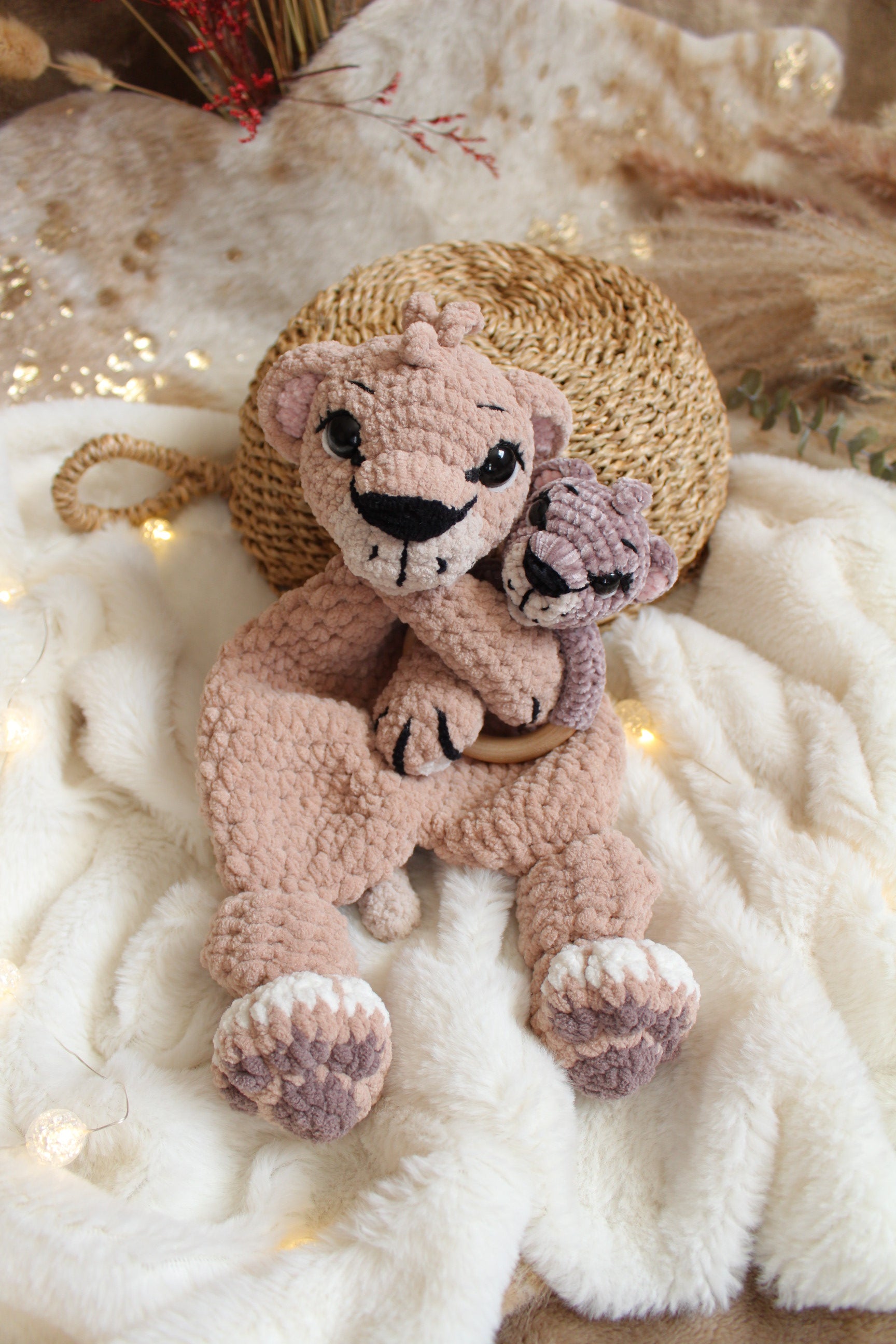 Häkelanleitung Löwe Koru Schmusetier & Rassel | Crochet pattern lion Koru cuddly toy & rattle